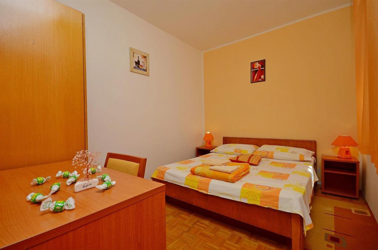 Apartment And Room Ivica Vodice Exteriör bild